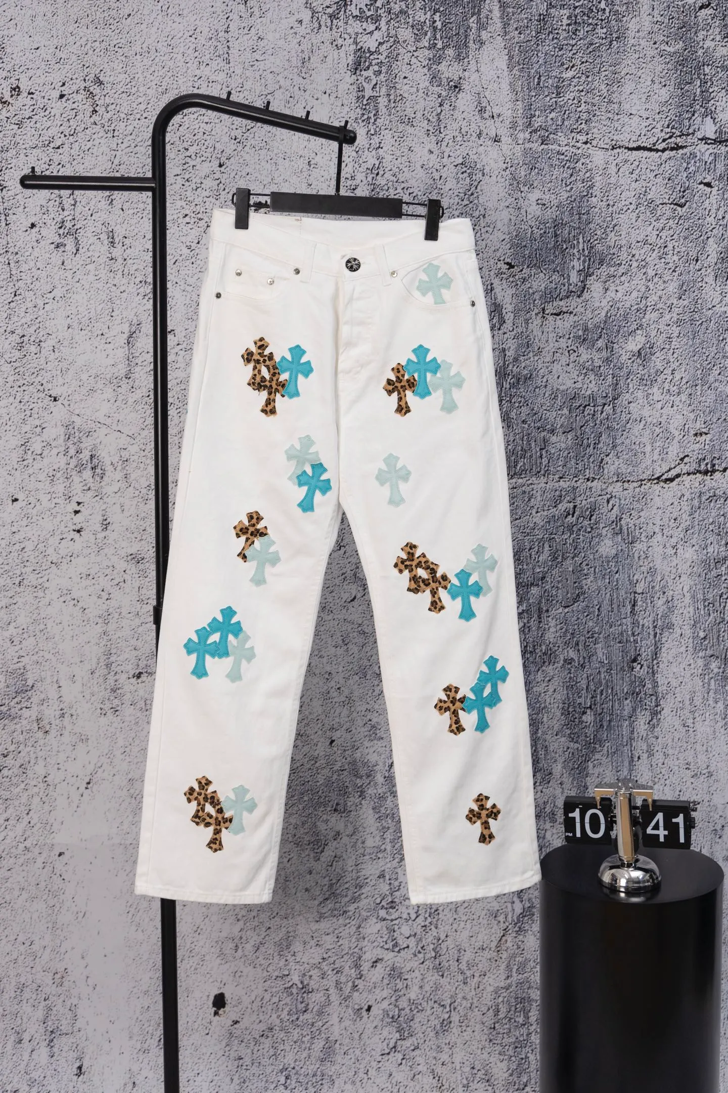 P240 CH Chromehearts limited edition leopard print double blue cross leather white jeans, priced at 34W level, patchwork cross pattern embellishment, washed jeans! ! An absolutely high-end luxury product, a 1.9W-level god-level single product, a super popular product, made by top heavy industry, a magic weapon that cannot be missed! [About Zangyin] This is an extremely luxurious fashion brand that can also be called the aristocracy of the high street. It has always been an exclusive brand for some hipsters or rich second generations. Compared with ordinary high streets, it is more luxurious and noble. Compared with luxury brands, it is more fashionable and individual. It has always been a brand that I have a special liking for. [Top heavy industry fashion design] Consistently high-street luxury style. Speaking of this style, the Zangyin family and GU family are definitely the leading representative brands. Especially the Zangyin family has really achieved a state-of-the-art effect in creating high-street style. The unique washed material is used to create this style. The color system is already quite eye-catching. After it is decorated with patchwork cross flowers, it cleverly highlights the charm of the brand. Secondly, this style uses classic The high-waist cutting design highlights the long legs and fashionable temperament of the upper body. The brand is highly recognizable and the slim fit configuration is more suitable for daily wear. It is a product that interprets personality, fashion, and specifications at a glance. This single product is enough to make any fan excited. It can be a white T-shirt for a youthful college style, or a tight suspender for a royal style. It has strong matching ability and can be easily controlled by men.  [Materials and craftsmanship] Needless to say, this point goes without saying. As an excellent craftsman brand, Zangyin’s requirements for details and craftsmanship are really perfect. The washed color of this model has gone through so many processes, not to mention the embellishment of denim appliques. It is also purely hand-made and sewn. Just like what they believe in, only hand-made things have soul and have the meaning of wear. A top-notch heavy-duty fashionable denim item, I look forward to your perfect interpretation! !  Color: white Size: 28-36